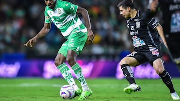 (L-R), Felix Torres of Santos and Jose Alvarado of Leon during the game Leon vs Santos, corresponding to Play In A B of the Torneo Apertura 2023 of the Liga BBVA MX, at Nou Camp Leon Stadium, on November 26, 2023. 

<br><br>

(I-D), Felix Torres de Santos y Jose Alvarado de Leon durante el partido Leon vs Santos, correspondiente al Play In A B del Torneo Apertura 2023 de la Liga BBVA MX, en el Estadio Nou Camp Leon, el 26 de noviembre de 2023.