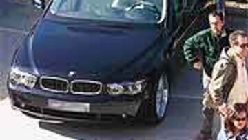 <b>CORBETTA SE LO ENTREGÓ.</B> El Director de Comunicación de BMW en España hizo entrega del BMW 745 i Individual a Ronaldo en la C. Deportiva.
