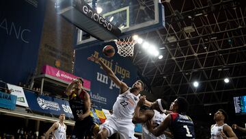 Edy Tavares, pívot del Real Madrid, tapona a Dos Anjos, del MoraBanc Andorra.