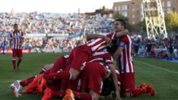Los jugadores del Atlético celebran el primer gol.