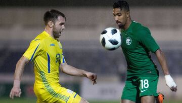 Saudi Arabia&#039;s midfielder Salem al-Dawsari (R) challenges Ukraine&#039;s defender Yaroslav Rakitskiy during an international friendly football match between Saudi Arabia and Ukraine at the Municipal Stadium in Marbella on March 23, 2018. / AFP PHOTO / JORGE GUERRERO