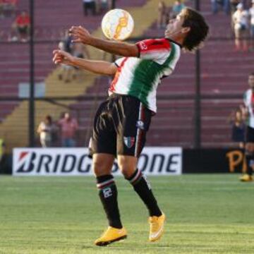 El uruguayo Diego Chaves controlando el balón para Palestino