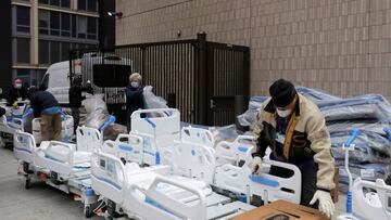 Workers prepare part of a delivery of 64 hospital beds from Hillrom to The Mount Sinai Hospital during the outbreak of the coronavirus disease (COVID-19) in Manhattan, New York City, U.S., March 31, 2020. REUTERS/Andrew Kelly