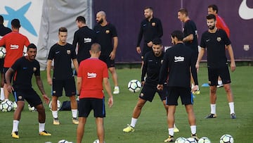 GRA591. SANT JOAN DESPÍ (BARCELONA), 22/09/2017.-Los jugadores del Barcelona durante el entrenamiento en la ciudad deportiva Joan Gamper de Sant Joan Despí (Barcelona), entrenamiento preparatorio del partido de la sexta jornada de liga, partido que disputará mañana el Barça con el Girona en el estadio de Montilivi. EFE/Alejandro García