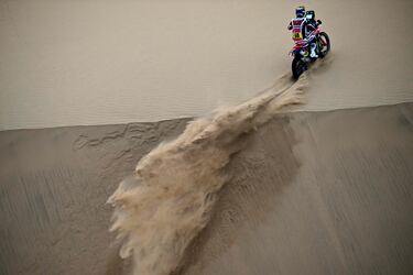 El piloto español Tosha Schareina compite con una Honda CRF 450 en la décima etapa. 