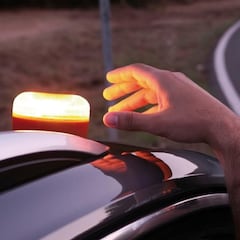 La DGT lo confirma: estos son los dos tiempos máximos que debe durar la batería de tu baliza V-16 de tu coche
