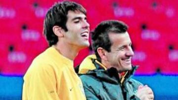 <b>BUEN AMBIENTE. </b>Kaká y Dunga ríen en un entrenamiento.