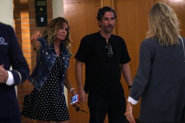 Lara Dibildos, su pareja, Cándido Conde-Pumpido, Arantxa de Benito y Raúl Castillo acuden al tanatorio de María Teresa Campos.