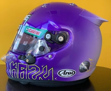 El piloto australiano de Renault F1 Team, Daniel Ricciardo, está utilizando un casco en los test de Fórmula 1 con el que quiere homenajear a la leyenda de Los Ángeles Lakers.