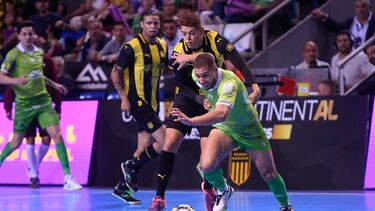 Charuto sale con el balón de un lance.