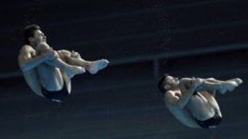 Los saltadores italianos Andrea Chiarabini y Giovanni Tocci ejecutan su salto durante su participaci&oacute;n en la ronda preliminar de la disciplina de salto sincronizado desde trampol&iacute;n de tres metros de los Campeonatos del Mundo de nataci&oacute;n que se disputan en Kaz&aacute;n.