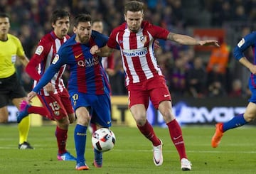 Saúl pelea el balón con Messi.