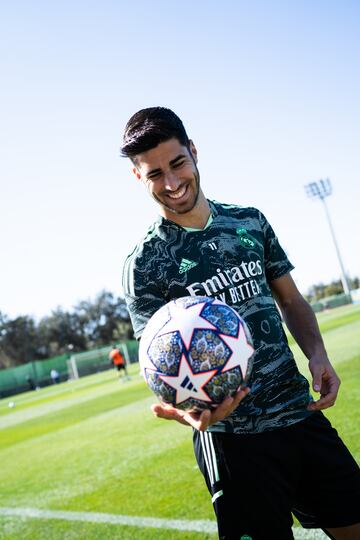 El jugador balear observa con una sonrisa el UCL Pro Istanbul.