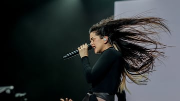 La cantante Rosalía actúa durante el Primavera Sound, en la Ciudad del Rock, sede del Primavera Sound Madrid 2023, a 10 de junio de 2023, en Arganda del Rey, Madrid (España). Este festival de música internacional ha tenido por primera vez doble sede en Madrid y Barcelona. En Madrid, el Primavera Sound canceló el día de su inauguración, el  jueves 8 de junio, algunos conciertos en el recinto principal por motivos de seguridad, ante la adversa previsión meteorológica y la inundación que provocaron las lluvias.
Ricardo Rubio / Europa Press
11/06/2023