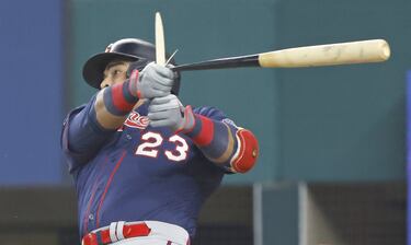 Nelson Cruz, de los Minnesota Twins, rompe su bate en un lance del partido contra los Rangers de Texas durante la primera entrada en el Globe Life Field, en Texas (Estados Unidos). Está claro que los Mellizos se emplearon con toda su energía para conseguir imponerse a su rival (7-5).