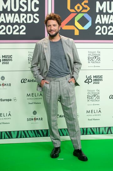 El cantante Manuel Carrasco posa en el photocall de la alfombra roja de Los40 Music Awards 2022.