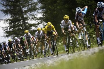 Froome, con el maillot amarillo,  y Romain Bardet durante la 18ª etapa del Tour.