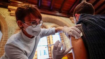 Doctor Stephanie Kossow vaccinates a man during a vaccination event against the coronavirus disease (COVID-19) at the Samariter Church in Berlin, Germany, December 20, 2021. REUTERS/Hannibal Hanschke
