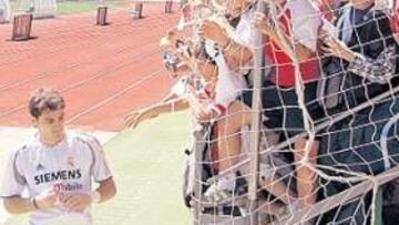<b>LO ADORAN. </b>Los niños se agolpan por un autógrafo de Iker.