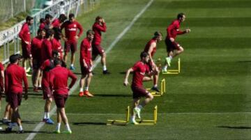 Los jugadores del Atlético de Madrid durante el entrenamiento esta mañana en el Cerro del Espino previo al partido de mañana ante el Sevilla en el Vicente Calderón.