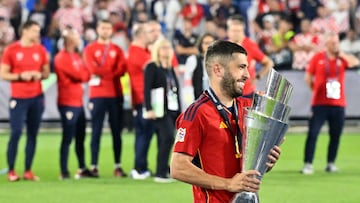 Jordi Alba, con el trofeo de la Nations League.