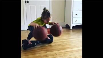 Niña de 4 años botando 2 balones de basketball en su hoverboard