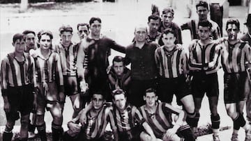Paco Gonz&aacute;lez, rodeado de los jugadores con las camisetas del Iberia, con las que entrenaban.