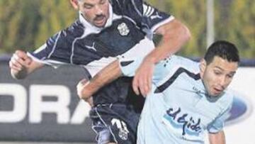 <b>IMPOTENTES. </b>El grancanario Pedro Vega conduce el esférico ante el acoso de Cocito.