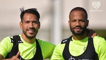 Ulloa y Beb&eacute; posan sonrientes en una sesi&oacute;n con el Rayo.