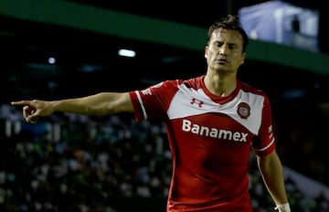 Se convirtió en figura del Cruz Azul e incluso alcanzó nivel de Selección Nacional, pero en la Copa Confederaciones de 2005 fue suspendido un año por doping y tras ello, le costó regresar a su mejor forma. Actualmente juega en la Segunda División de España.