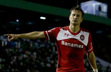 Se convirtió en figura del Cruz Azul e incluso alcanzó nivel de Selección Nacional, pero en la Copa Confederaciones de 2005 fue suspendido un año por doping y tras ello, le costó regresar a su mejor forma. Actualmente juega en la Segunda División de España.  