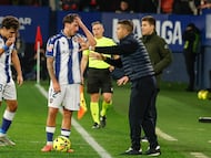 PAMPLONA, 08/12/2025.- El entrenador del Levante, Álvaro del Moral (2-d), conversa con Unai Vencedor (2-i) durante el partido de LaLiga de fútbol que CA Osasuna y Levante UD disputan este lunes en el estadio de El Sadar, en Pamplona. EFE/Villar López