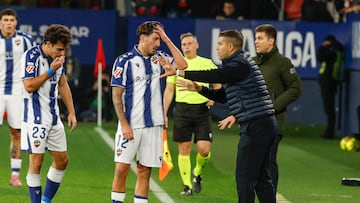 Álvaro del Moral (2-d), conversa con Unai Vencedor (2-i) durante el partido de LaLiga de fútbol entre Osasuna y Levante