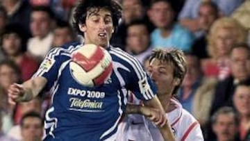 <b>EN VENTA. </b>Diego Milito controla un balón frente al valencianista Alexis.