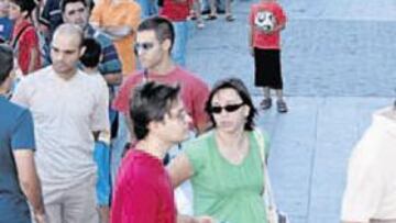 <b>CIENTOS. </b>Aunque ayer era festivo, cientos de aficionados madrugaron para comprar su entrada.