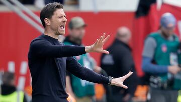 HEIDENHEIM (Germany), 05/04/2025.- Head coach Xabi Alonso of Leverkusen reacts during the German Bundesliga soccer match between 1. FC Heidenheim 1846 and Bayer 04 Leverkusen in Heidenheim, Germany, 05 April 2025. (Alemania) EFE/EPA/RONALD WITTEK CONDITIONS - ATTENTION: The DFL regulations prohibit any use of photographs as image sequences and/or quasi-video.
