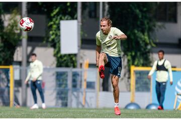 El América no se cansa de sacar jugadores de calidad y parece que su joya más reciente es Córdova. Lo mismo recupera el esférico que anota un gol desde fuera del área. Su plurifuncionalidad y su buen golpeo de balón lo hacen un futbolista fuera de lo ordinario.