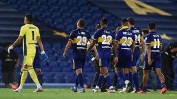 Players of Argentina's Boca Juniors leave the field after tying 0-0 with Brazil's Santos in their Copa Libertadores semifinal football match at La Bombonera stadium in Buenos Aires, on January 6, 2021. (Photo by Marcelo Endelli / POOL / AFP)