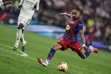 Raphinha golpea primero. Gran incursión en el área del brasileño, que desafió a Tchouameni, le tiró una finta y se sacó un poderoso zurdazo cruzado, superando a Courtois. 