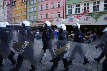 La policía polaca vigila las calles de Breslavia, donde se concentran las aficiones del Betis y del Chelsea, a pocas horas del inicio de la final.