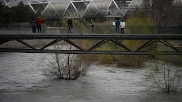 Varias personas, en el parque de Madrid Río, a 20 de marzo de 2025, en Madrid (España). El río Manzanares y las presas madrileñas de El Pardo se encuentran al borde de su capacidad por el paso de la borrasca Martinho y tras varias jornadas de intensas lluvias, están poniendo en jaque varias vías de la capital por el riesgo de desbordamiento.
20 MARZO 2025;CRECIDA;LLUVIA;BORRASCA;MARTINHO;DESBORDAMIENTO;MANZANARES;MADRID RÍO;
Fernando Sánchez / Europa Press
20/03/2025