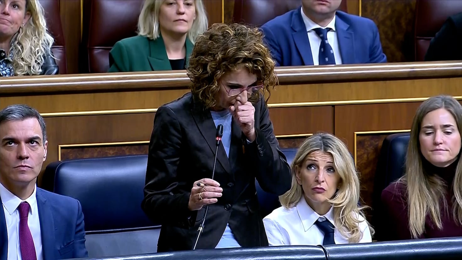 María Jesús Montero se queda sin voz en mitad de su intervención y no puede seguir