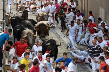 Imágenes del séptimo encierro de los Sanfermines 2022. La ganadería encargada de los toros de este séptimo encierro será la de Victoriano del Río, una de las más importantes del panorama taurino nacional.