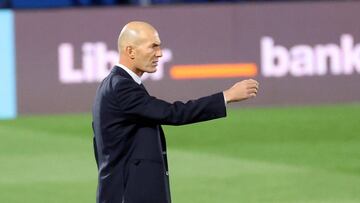 GRAF3242. MADRID, 30/09/2020.- El entrenador francés del Real Madrid, Zinedine Zidane, da instrucciones durante el partido de la cuarta jornada de Liga en Primera División que disputan este miércoles ante el Valladolid en el estadio Alfredo di Stéfano. EF