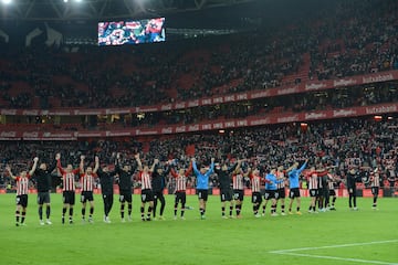 Los jugadores del Athletic celebran la victoria ante el Barcelona y su paso a cuartos de final de la Copa del Rey.