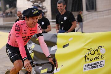 El ciclista colombiano del EF Education - Easypost, Rigoberto Urán, durante la presentación en Bilbao del Tour de Francia 2023.