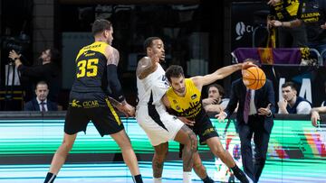 El base del Ucam Murcia Troy Caupain (c) y los jugadores de La Laguna Tenerife Fran Guerra (i) y Bruno Fitipaldo (d) durante el partido de la jornada 12 de la Liga Endesa que enfrentó a ambos equipos este sábado en el pabellón Santiago Martín en La Laguna, (Tenerife).