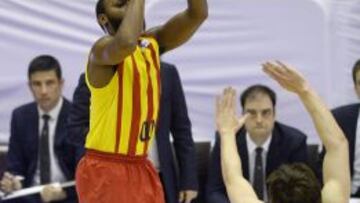 Jacob Pullen lanza a canasta.