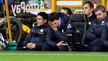 Mauricio Pochettino, entrenador del Chelsea, se lamenta en el banquillo durante el partido ante el Wolverhampton.