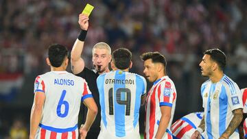 Brazilian referee Anderson Daronco shows a yellow card to Argentina's defender #19 Nicolas Otamendi during the 2026 FIFA World Cup South American qualifiers football match between Paraguay and Argentina at the Ueno Defensores del Chaco stadium in Asuncion on November 14, 2024. (Photo by Daniel Duarte / AFP)